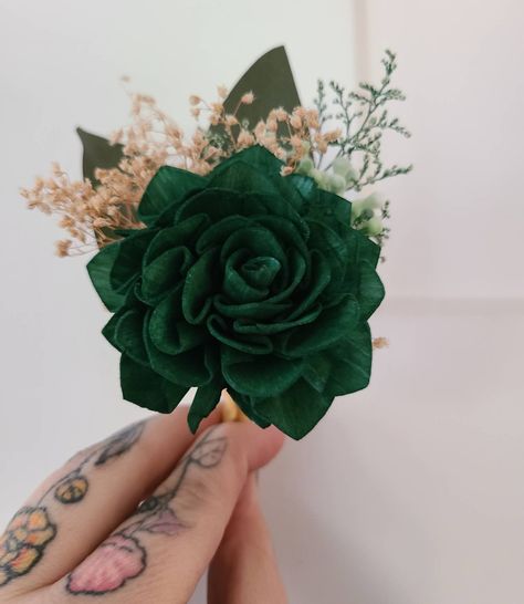 Green And Gold Boutonniere, Emerald Green Boutonniere, Wedding Flowers Emerald Green, Hunter Green Wedding Theme, Gold Boutonniere, Groomsman Suits, Slytherin Wedding, Boutineer Wedding, Emerald Green Wedding Theme