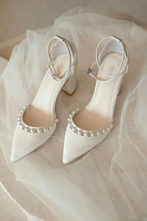 Pearl Block Heels, Bride Shoes Comfortable, Pearls Crown, Bridal Block Heels, Mode Abayas, Pearl Heels, Pearl Wedding Shoes, Fashion Shoes Heels, Shoes Heels Classy