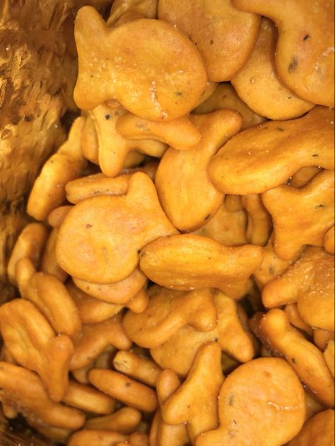 Goldfish Food, Goldfish Crackers, Pizza Flavors, Food Therapy, Food Wallpaper, Homemade Snacks, Tasty Bites, Favorite Snack, Food Obsession