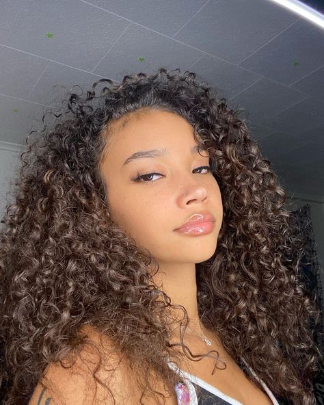 Light Brown Skin, Brown Curly Hair, Foto Portrait, Curly Hair Women, Curly Girl Hairstyles, Curly Girl, Light Skin, Aesthetic Hair