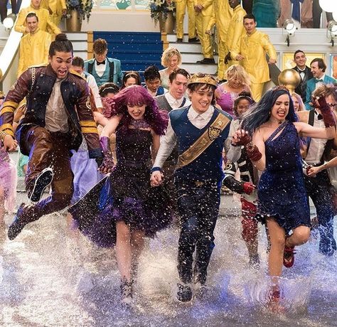 pinterest: kaaaatieeeee ♡ Descendants Pictures, Descendants Mal, Disney Descendants 2, Mal Descendants, Disney Descendants Movie, Descendants Characters, Lyna Youtube, Descendants Party, Descendants 1