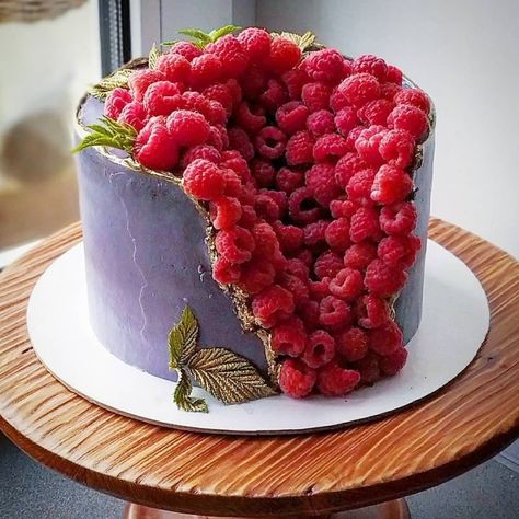 Fruit Cake Design, Fresh Fruit Cake, Berry Cake, Raspberry Cake, Crazy Cakes, Just Cakes, Unique Cakes, Cute Desserts, Cake Decorating Tips