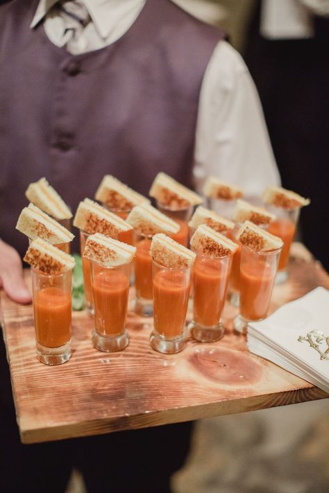 Tomato Soup Shooters, Soup Shooters, Cocktail Hour Food, Deco Buffet, Dip Sauce, Wedding Food Drink, Soup Appetizers, Mini Tacos, Wedding Appetizers