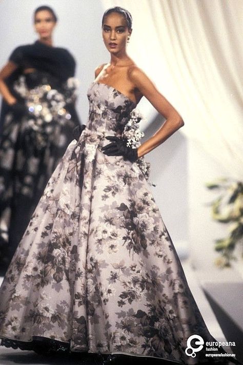 1989 Christian Dior, Autumn-Winter, Couture Christian Dior Runway, Christian Dior Designer, 90s Runway, Dior Collection, Haute Couture Gowns, 90s Runway Fashion, Runway Fashion Couture, Dior Dress, Christian Dior Haute Couture