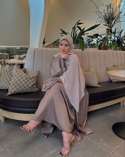 Fairytale Wedding Dress, Mode Abayas, Abaya Outfit, Estilo Hijab, Stile Hijab, Modest Evening Dress, Mode Hijabi, Blouse Casual Fashion, Muslim Outfits Casual