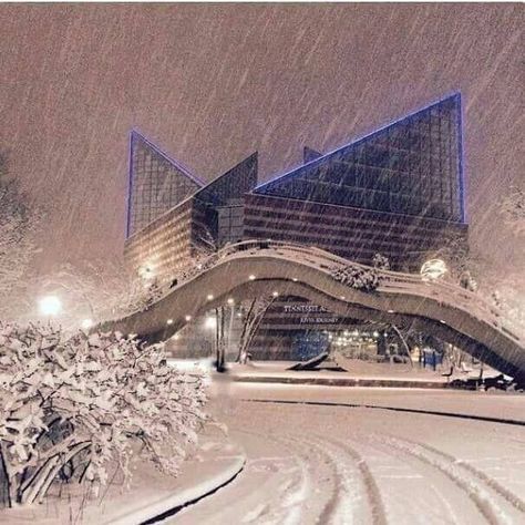 Chattanooga Snow - February 2015 - Funky Bridges and the Aquarium - I left 2 months earlier, can't even imagine downtown like this. Chattanooga Aquarium, Tennessee Aquarium, Outdoor Magazine, Poster Graphic, Snow Pictures, Chattanooga Tennessee, Chattanooga Tn, Snow Scenes, America Travel