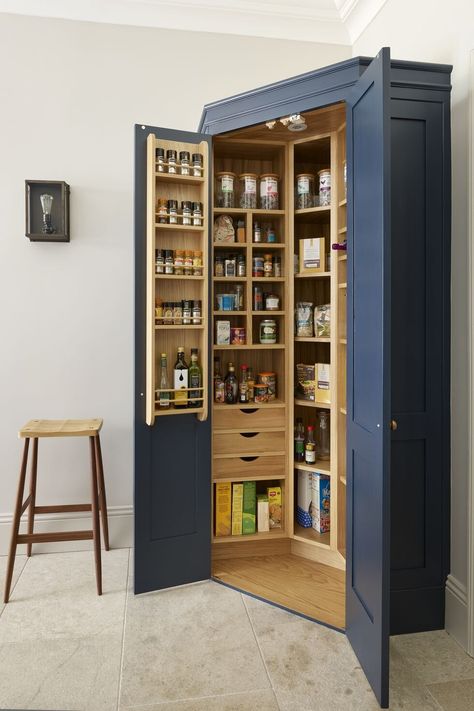 Desain Pantry Dapur, Free Standing Kitchen Cabinets, Organiser Cucina, Sage Kitchen, Corner Pantry, Desain Pantry, Kabinet Dapur, Spice Racks, Kitchen Pantry Design