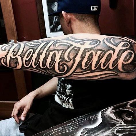 Guys Forearms Black And White Lettering Tattoo Forearm Name Tattoos, Last Name Tattoos, Lettrage Chicano, Bodysuit Tattoos, Tattoo Lettering Design, Chicano Lettering, Tattoo Lettering Styles, Tattoo Schrift, Tattoo Lettering Fonts