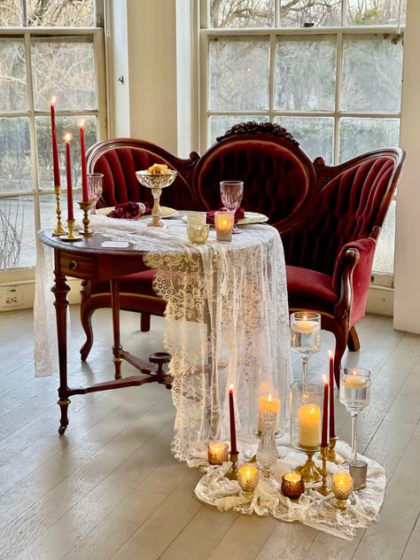 One Wedding Table, Victorian Wedding Reception Decor, Wedding Decorations Bride Groom Table, Dark Regal Wedding, Goth Sweetheart Table, Vintage Sweetheart Table Wedding, Wedding Ideas Victorian, Vintage Table Set Up, Sweetheart Table Vintage