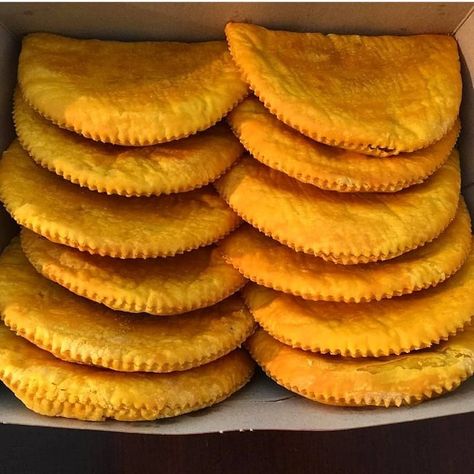 Proud Jamaicans on Instagram: “From yuh no badmind yuh wi get one🇯🇲✊” Jamaican Patties, Jamaican Patty, Jamaica Food, Jamaican Cuisine, National Dish, Cute Baking, Jamaican Recipes, Caribbean Recipes, Camping Food