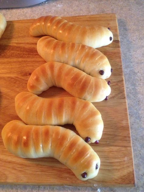 Caterpillar bread Cute Shaped Food, Snail Bread, Bread Animals, Animal Bread, Worm Food, Bug Food, Funky Food, Cat Bread, Kreative Snacks