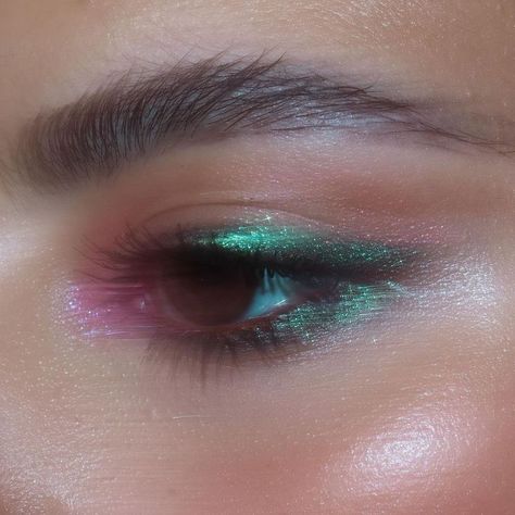 Pink And Green Eye Makeup, Shimmery Makeup, Green Eyeshadow Look, Glittery Eye Makeup, Coachella Makeup, Green Eye Makeup, Club Makeup, Pink Eyeshadow Look, Sparkly Eyeshadow