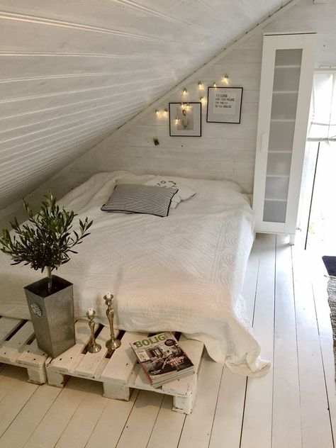 Attic Bedroom Decor, Small Attic Bedroom, Small Attic Room, Attic Room Ideas, Små Rum Lidt Plads, Attic Wardrobe, Asma Kat, Slanted Walls, Loft Inspiration