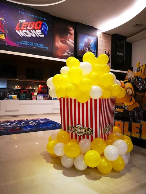 Giant Popcorn Balloon Sculpture Cinema Party Ideas, Popcorn Theme Party, Cinema Birthday Party, Popcorn Balloon, Popcorn Decor, Movie Night Under The Stars, Popcorn Decorations, Popcorn Theme, Cinema Party