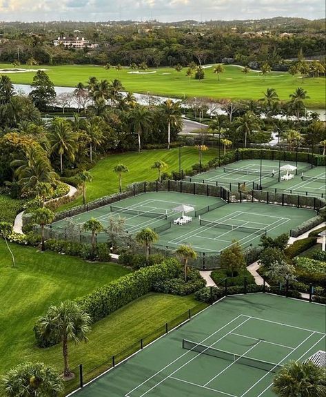 Paradise Tennis Courts Aesthetic, Tennis Club Design, Country Club Tennis, Tennis Court Design, Club Atmosphere, Boat Outfit, Yacht Outfit, Old Money Aesthetics, Country Club Aesthetic