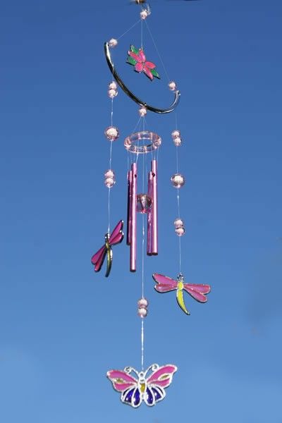 Pink Flower with Hanging Dragonfly Wind Chime - bright and sparkly Dragonfly Wind Chime, Team Pink, Patio Projects, Wind Sculptures, Glass Wind Chimes, Diy Wind Chimes, Flora Fauna, Diy Creative Crafts, Wind Chime