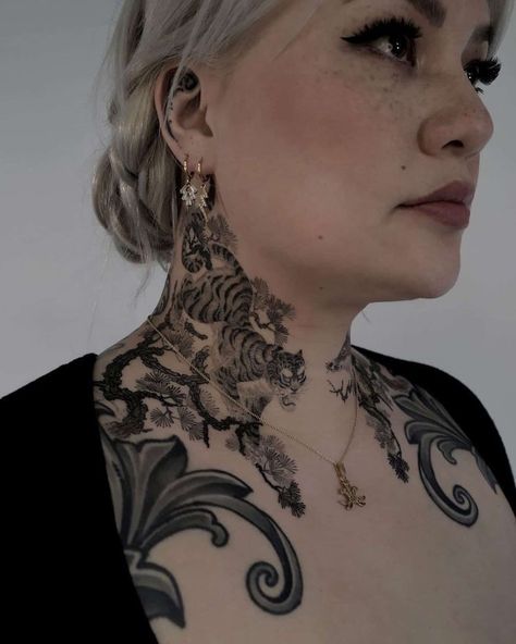 Side Neck Tattoo For Guys, Neck Tattoo Women, Chest Tattoo Female Upper, Chest Neck Tattoo, Flower Neck Tattoo, Collar Tattoo, Front Neck Tattoo, Full Neck Tattoos, Nape Tattoo