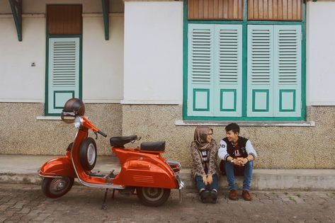 Vespa Prewedding Photo Ideas, Prewedding Vespa, Vespa Couple, Prewedding Unik, Street Prewedding, Vespa Wedding, T Girls, Prewedding Outdoor, Vespa Retro