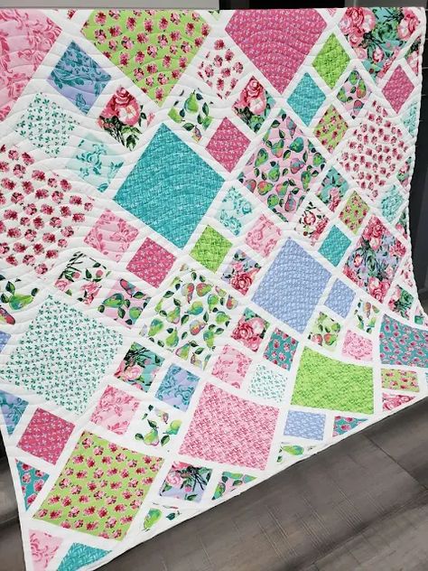 layer cake quilt pattern Colchas Quilting, Kid Quilts, Charm Pack Quilt Patterns, Layer Cake Quilt Patterns, Charm Pack Quilt, Quilt Layers, Charm Pack Quilts, Cake Quilt, Kids Quilts