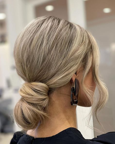 Chignon basso morbido Cute Bun Hairstyles, Curly Bun Hairstyles, Low Chignon, Knot Bun, Low Bun Hairstyles, Twist Bun, Braided Bun Hairstyles, Bun Styles, Hair Knot