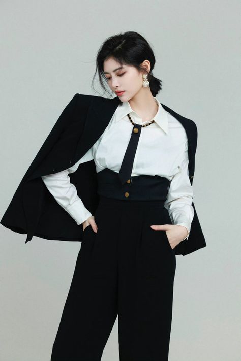 Female Suit Aesthetic, Suit Aesthetic, Woman In Suit, Suit Pin, Fashion Model Poses, Monochrome Fashion, Model Aesthetic, Warm Outfits, Model Poses