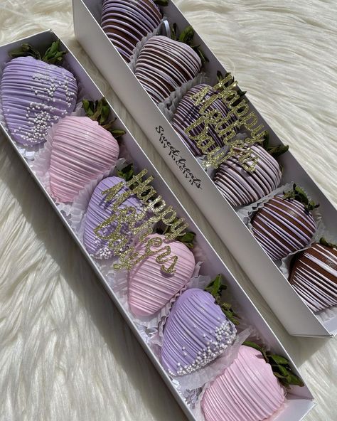 Dozen Chocolate Covered Strawberries, Valentine Chocolate Covered Strawberries, Chocolate Covered Desserts, Purple Strawberry, Mothers Day Chocolates, Strawberry Box, Mothers Day Desserts, Chocolate Covered Strawberry Recipe, Strawberry Treats