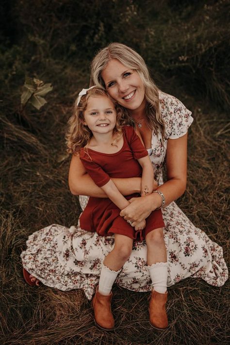 Mother And 2 Daughter Photoshoot, Auntie Photoshoot Picture Ideas, Auntie And Me Photoshoot, Mommy Toddler Photoshoot, Mommy And Mini Photoshoot, Mom Two Daughters Photoshoot, Mommy And Me Summer Photo Shoot, Mother Daughter Photoshoot Poses, Mommy And Toddler Photo Shoot