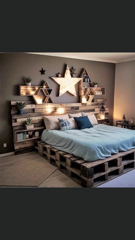 Wood Pallet Bed Frame Twin, Full Bed Frame Ideas Small Rooms, Pallette Bed Ideas, Log Bed Bedroom Decor, Floating Pallet Bed, Pallet Bedroom Ideas, King Size Pallet Bed, Queen Pallet Bed, Pallet Wall Bedroom