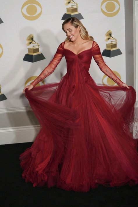 Miley Cyrus Dress, Malibu Party, Miley Cyrus Liam Hemsworth, Miley Cyrus Hair, Grammy Dresses, Miley Cyrus Style, Red Carpet Outfits, Red Carpet Gowns, Liam Hemsworth