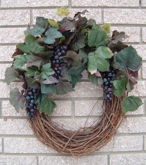 Grapevine wreath with artificial grapes and grape leaves. Cork Decorations, Diy Grapevine Wreath, Wine Ideas, Wine Cork Wreath, Cork Wreath, Lighted Wreaths, Diy Spring Wreath, Vine Wreath, Wine Cork Crafts