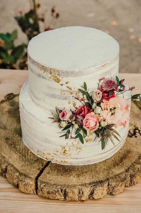 Simple rustic cake stand that would work well with many wedding themes. Boho Wedding Dress With Sleeves, Cake With Flowers, True Bride, Summer Wedding Cakes, Floral Wedding Cake, Pink Wedding Cake, Simple Wedding Cake, Wedding Cakes With Flowers