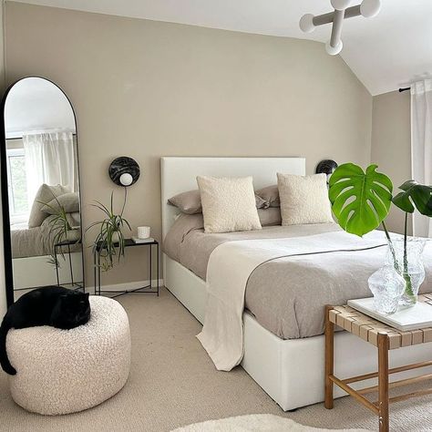 bedroom decor Minimal Neutral Bedroom, Warm Neutral Bedroom, Neutral Bedroom Decor Ideas, Beige Carpet Bedroom, Neutral Bedroom Decor, White Room Decor, Latest Living Room Designs, Bedroom Renovation, Neutral Bedroom