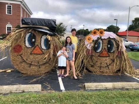 Hay Bale Painting Ideas, Round Hay Bale Decorating Ideas Fall, Hay Bale Art Ideas, Round Hay Bale Decorating Ideas, Painted Hay Bale Ideas, Fall Hay Bale, Halloween Hay Bales, Pumpkin Hay Bale, Hay Bale Decorating Ideas