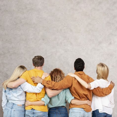 Back view friends hugging and looking up... | Free Photo #Freepik #freephoto #freepeople #freebeauty #freespace #freehappy New Collections Poster, Yearbook Photoshoot, Friends Group Photo, Friends Hugging, Group Photography Poses, Sister Photos, Boy Best Friend, Life Poster, Summer Memories