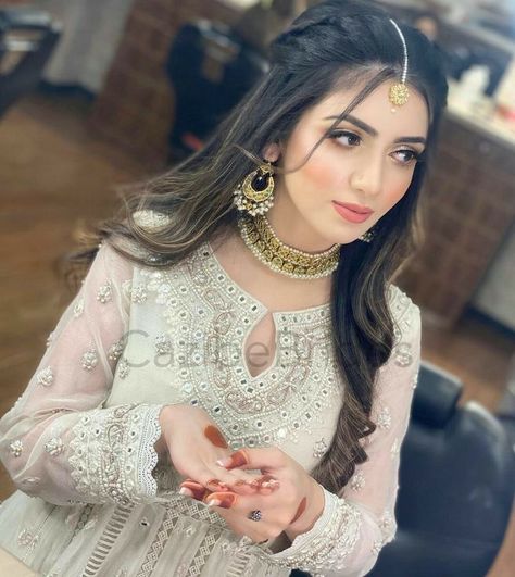 Pakistani Wedding Hairstyles, Lehenga Hairstyles, Pakistani Bridal Hairstyles, Hairstyles For Gowns, Bridal Hairstyle Indian Wedding, Hair Style On Saree, Saree Hairstyles, Hair Style Vedio, Engagement Hairstyles