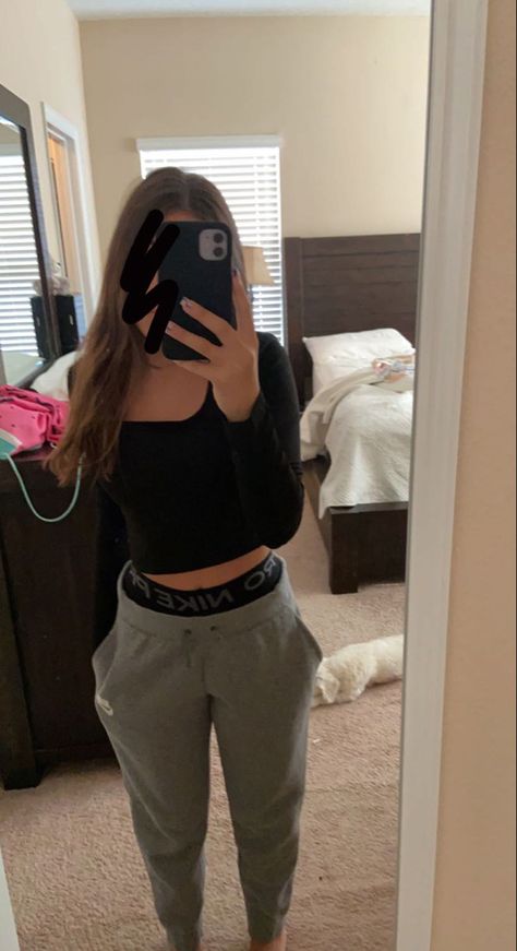 girl with sweatpants and nike shorts with a longsleeve crop top Nike Pros With Sweatpants Outfit, Nike Pros Under Jeans, Nike Pro School Outfit, Nike Pro Shorts With Sweatpants, Nike Pro Shorts Under Sweatpants Outfit, Outfit Ideas Nike Pro Shorts, Nike Pro Leggings Outfit Baddie, Nike Pro And Sweatpants Outfit, Nike Grey Sweatpants Outfit Women