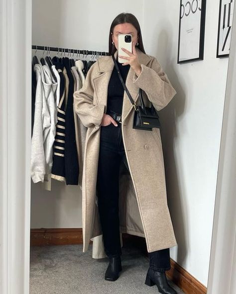 Zara Coats Women Outfit, Long Beige Coat Outfit, 23 Year Old Outfits, Beige Coat Outfit Classy, Beige Coat Outfit Winter, Zara Coats Women, Longline Coat Outfits, Beige Coat Outfit, 23 Outfit