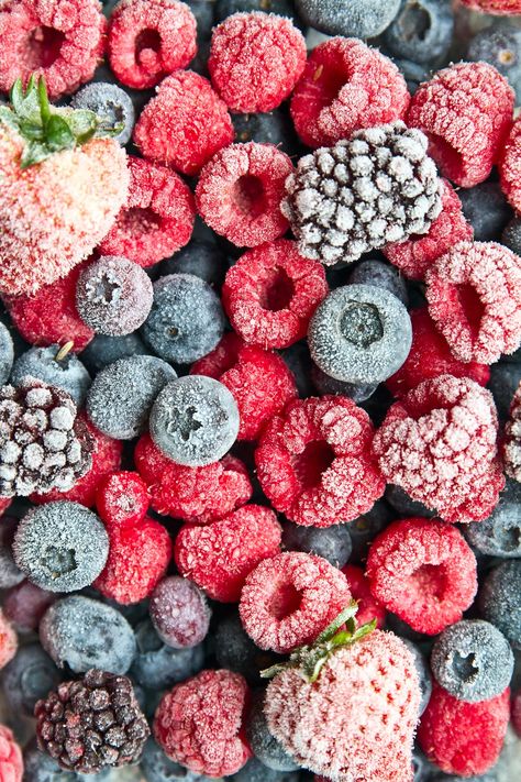 How to Freeze fruits and vegetables Frozen Food Photography, Freezing Raspberries, Freeze Fruit, Period Cravings, Frozen Fruit Smoothie, Freezing Fruit, Super Fruits, Food Reference, Berry Basket