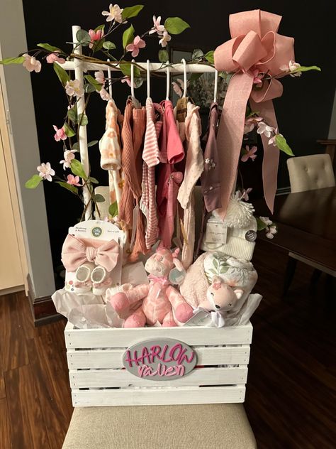 Baby Shower Baskets Girl, Baby Shower Basket Gift Ideas Girl, Newborn Gifts Diy, Baby Girl Gift Basket, Easy Baby Shower, Newborn Gift Basket, Baby Shower Gift Box, Baby Shower Baskets, Baby Shower Crafts