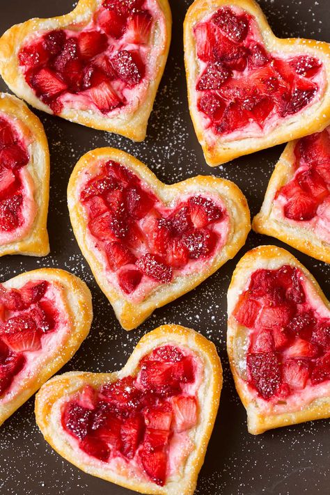 Strawberry Cream Cheese Breakfast, Breakfast Pastry Recipes, Cream Cheese Breakfast, Valentines Recipes Desserts, Valentines Breakfast, Tasty Pastry, Heart Shaped Food, Cheese Pastry, Cheese Breakfast