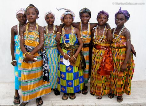 Ghana Empire, Ghana Culture, Ashanti People, African Love, Kente Dress, African Dresses For Kids, Kente Styles, Kente Cloth, African Beauty