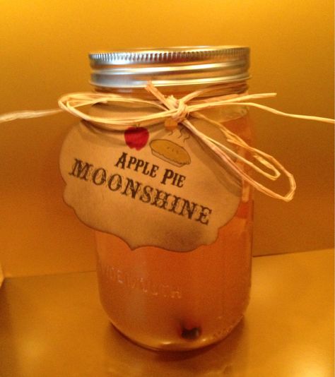 Apple pie moonshine Moonshine Wedding, Moonshine Labels, Thirsty Girls, Apple Pie Moonshine, Cabin Wedding, Wedding Festivities, Jar Ideas, Pics Ideas, Rachael Ray