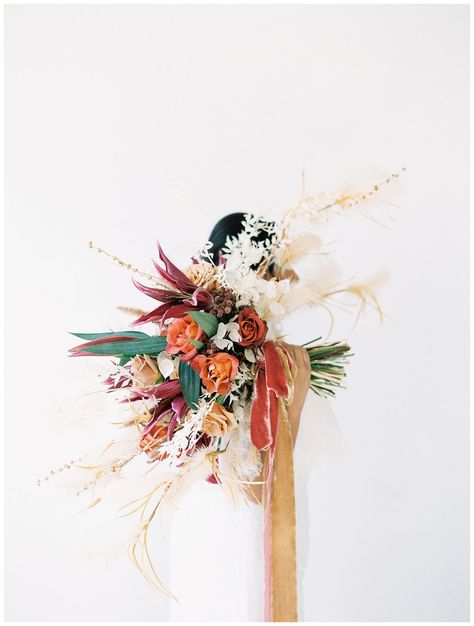 Pantone Wedding Trends | 2019 Wedding Inspiration | Golden Hour - kir2ben.com Bohemian Wedding Colors, Boho Wedding Colors, Pantone Wedding, Bohemian Wedding Theme, Hanging Centerpiece, Colorful Wedding Bouquet, Boho Wedding Bouquet, Decoration Photo, Wedding Menu Cards