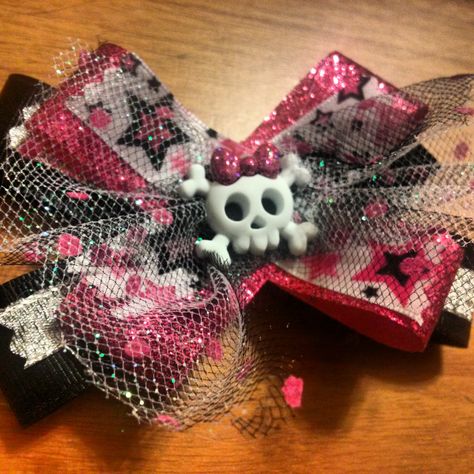 Punk Rock Skull hair bow! Scene Hair Accessories, Scene Kid Hair, Scene Clothes, Zombie Clothes, Scene Queen, Scene Accessories, Scene Queens, Scene Outfits, Emo Hair