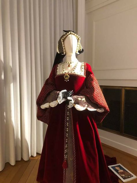 Elizabethan Era Dress, 1400s English Fashion, Tudor Style Fashion, Red Historical Dress, 1500s Dresses Royal, Royal Aesthetic Queen, Tudor Era Fashion, 1570s Fashion, Reinassance Outfits