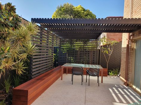 Mid Century Pergola, Mid Century Landscaping, Backyard Wall, Small Back Gardens, Wall Mounted Pergola, Pool Pergola, Backyard Escape, Pergola Shade Cover, Cafe Inspiration