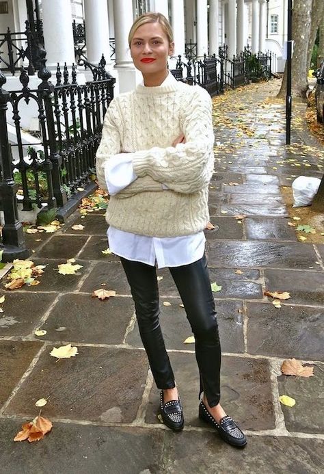 Pandora Sykes // red lips, cream cable knit sweater, white shirt, leather pants, and studded loafers Menswear Street Style, Pants 2020, Pants Trend, Legging Cuir, Look Legging, Black Leather Leggings, Populaire Outfits, Black Leather Pants, Looks Street Style