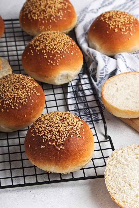 Vegan Buns Recipe, Vegan Hamburger Buns, Burger Bun Recipe, Hot Cross Buns Recipe Easy, Homemade Vegan Burgers, Vegan Burger Buns, Hamburger Buns Recipe, Vegan Hamburger, Homemade Burger Buns