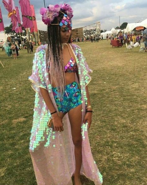 get the best festival fashion inspiration and all things festival hack worthy at RaveHackers.com Mode Coachella, Secret Garden Parties, Festival Mode, Festival Inspo, Edc Outfits, Outdoor Music, Festival Trends, Fest Outfits, Rave Fashion