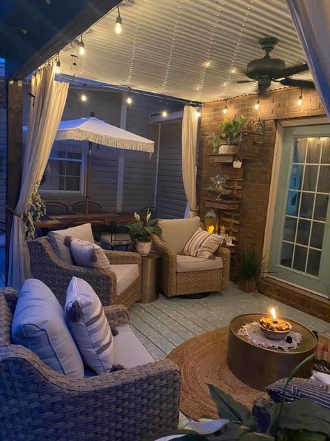 Gothic Sunroom Ideas, Back Porch Bedroom Ideas, Lanai Patio Ideas, Back Porch Lounge Ideas, Back Patio With Curtains, Screened Porch Lights, Small Outdoor Screened In Patio Ideas, How To Decorate Screened In Porch, Outside Back Porch Ideas